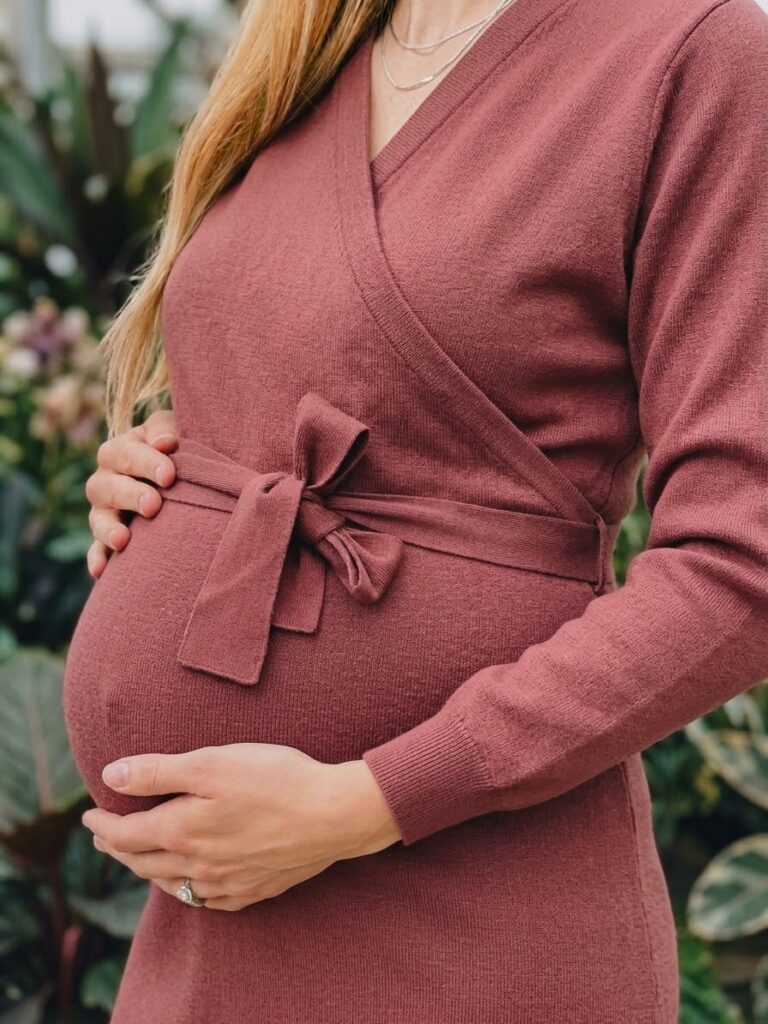 Modest Fall Maternity & Postpartum Family Photo Outfits Guide